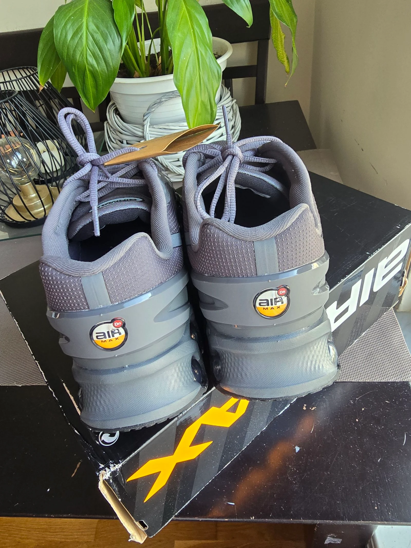 Chaussures Nike Air Max DN8 Taille 44 - Toutes neuves avec étiquettes! – photo 3